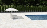 &Agrave; Mions, une terrasse bien pens&eacute;e sublime votre piscine