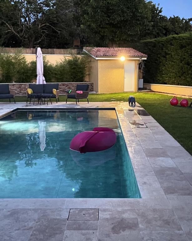 Pourquoi entretenir sa piscine à Chaponnay, Corbas et Communay avant l’automne ? Nos conseils d’experts