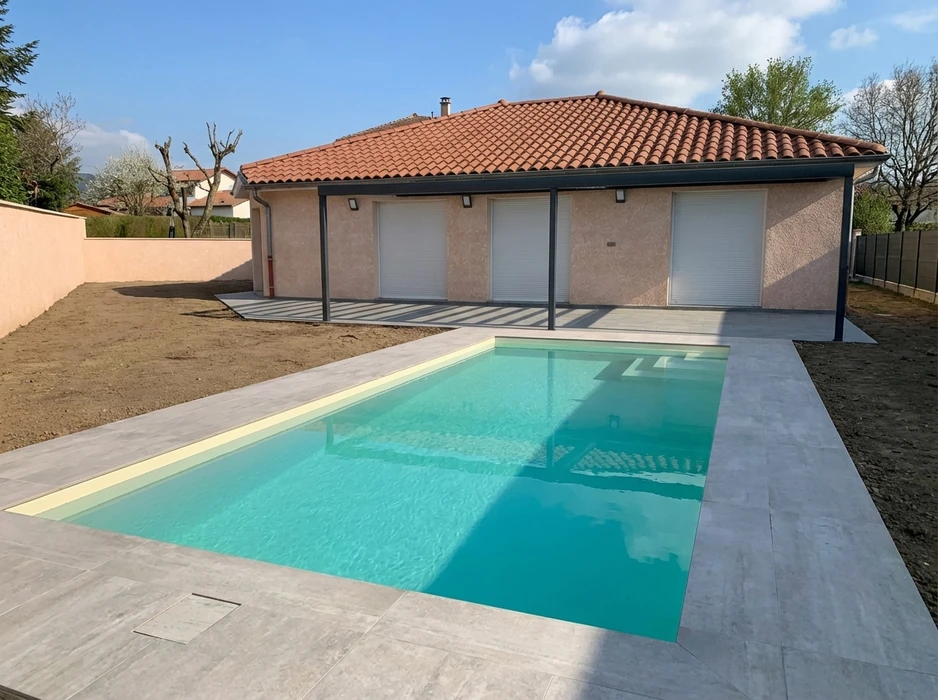 Piscine rectangulaire extérieure aux eaux turquoise cristallines, entourée d'un jardin méditerranéen avec palmiers et végétation luxuriante