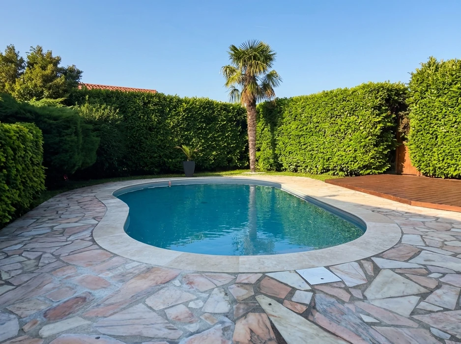 Piscine extérieure rectangulaire, eau cristalline bleu turquoise, éclairée en plein soleil