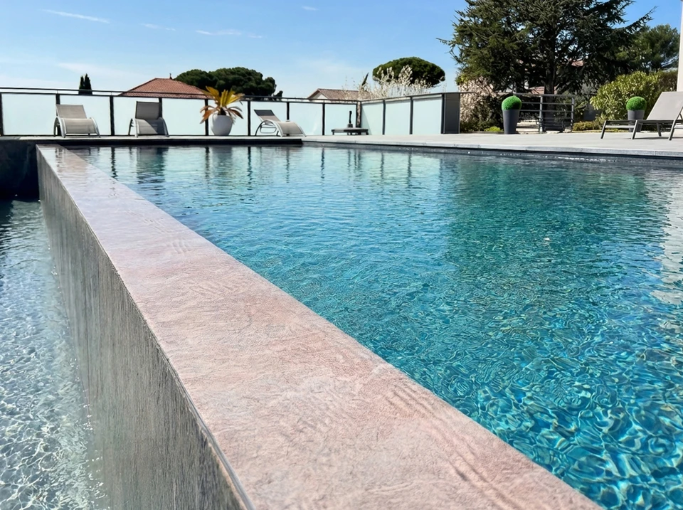 Chantier de construction d'une piscine en béton projeté, phase de finition
