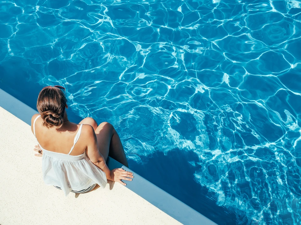 Chantier de construction d'une piscine en béton projeté, phase de finition