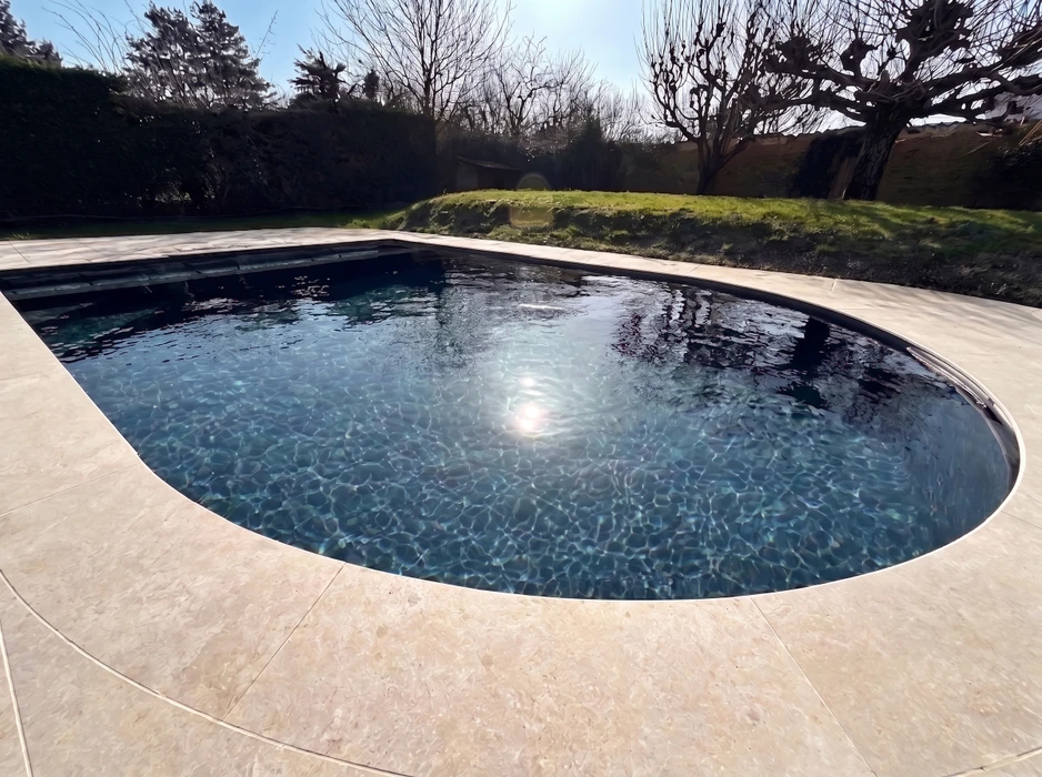 Piscine extérieure rectangulaire à débordement, liner gris anthracite texturé effet béton ciré