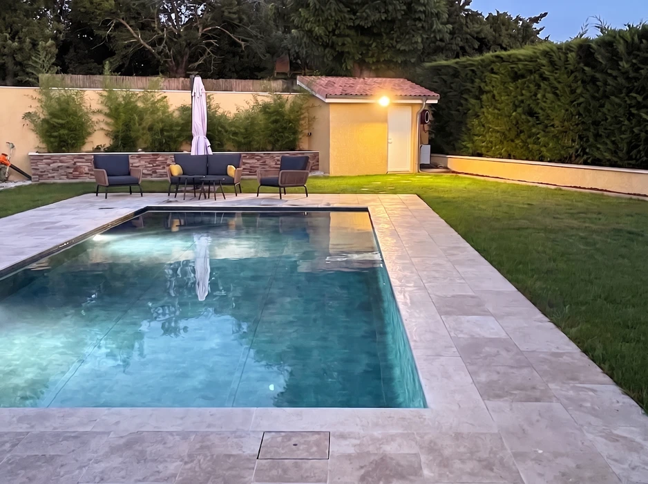 Piscine extérieure rectangulaire à débordement, liner gris anthracite texturé effet béton ciré