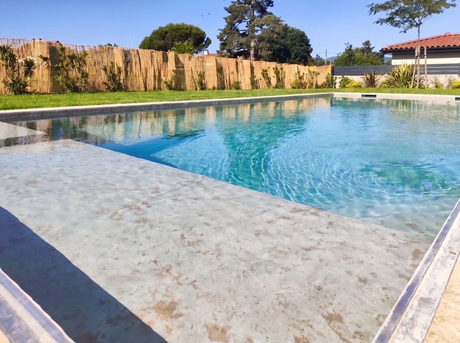 Piscine extérieure rectangulaire à débordement, liner gris anthracite texturé effet béton ciré