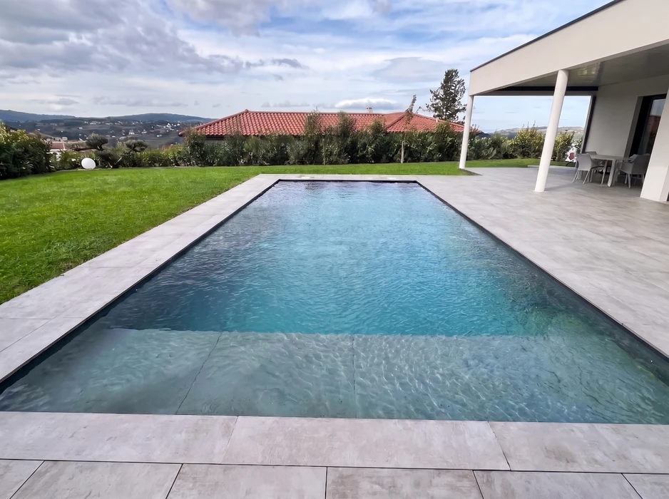 Piscine extérieure rectangulaire à débordement, liner gris anthracite texturé effet béton ciré