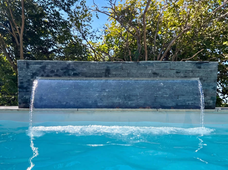 Piscine extérieure rectangulaire à débordement, liner gris anthracite texturé effet béton ciré