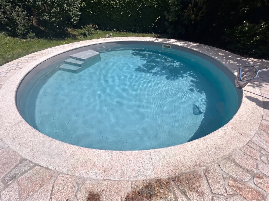 Piscine extérieure rectangulaire à débordement, liner gris anthracite texturé effet béton ciré