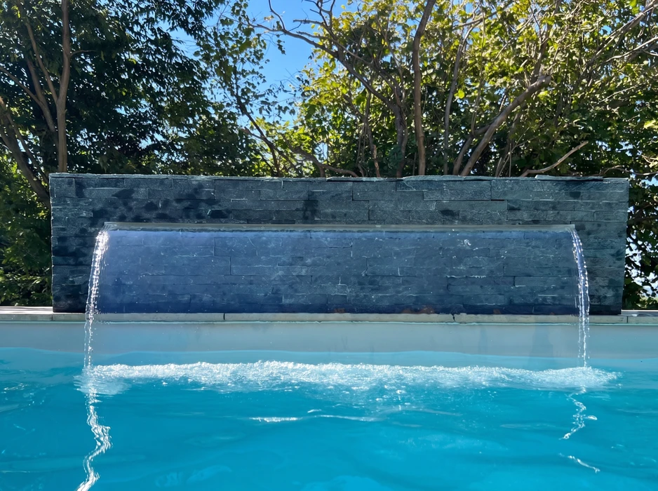 Piscine extérieure rectangulaire à débordement, liner gris anthracite texturé effet béton ciré